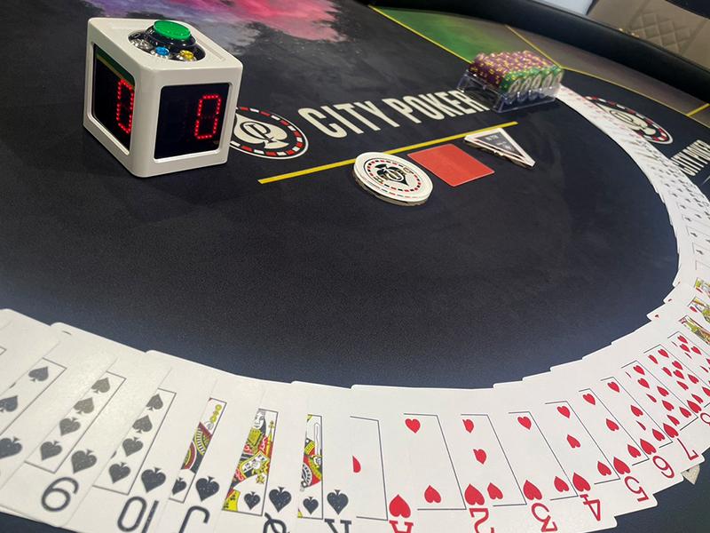 德州扑克的心理战在于操控对手的决策框架